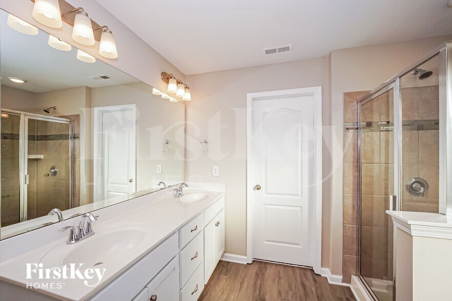 Building Photo - 205 Falls Cove Dr