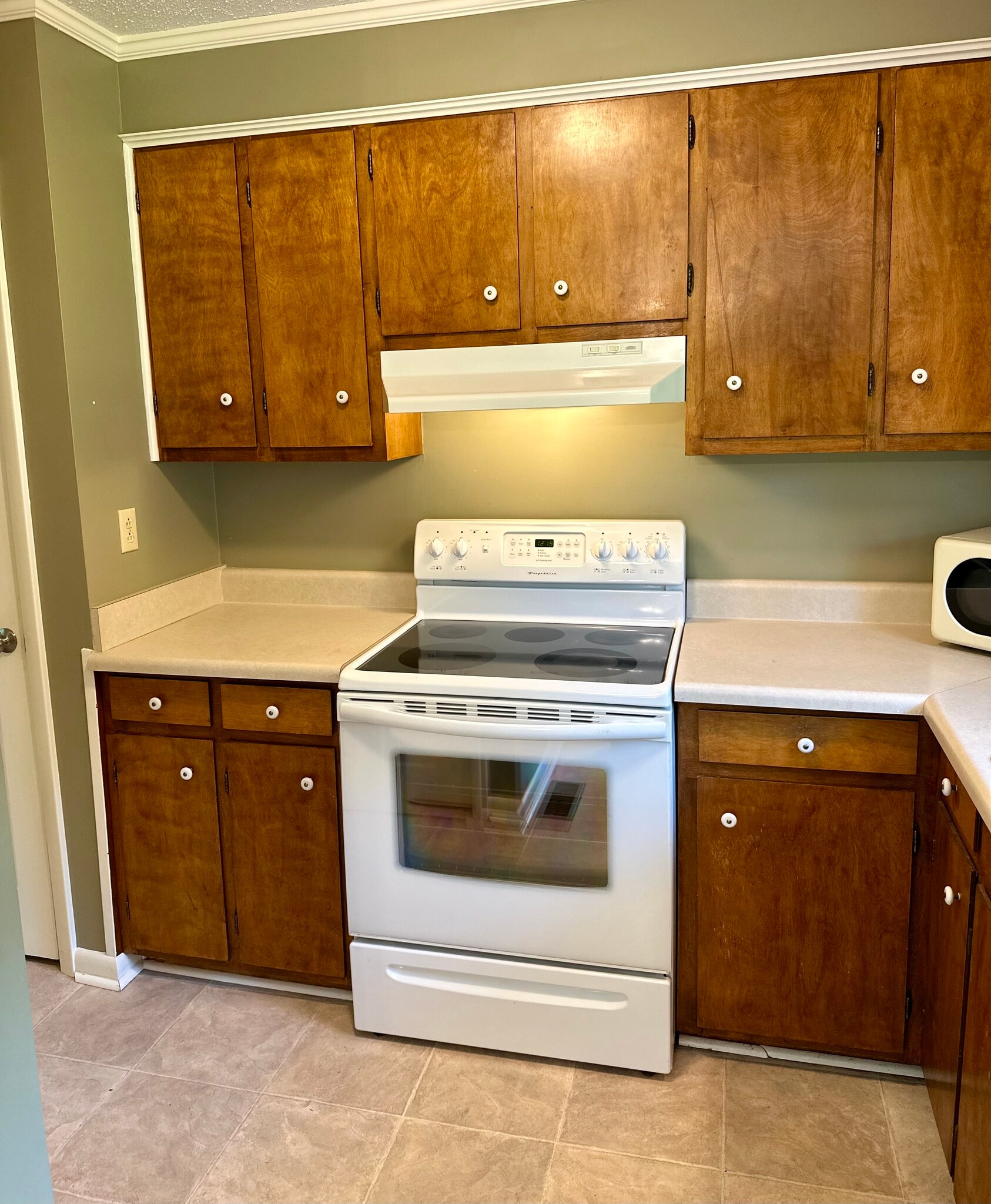 Range with good size pantry to the left. - 9 Garden Ln