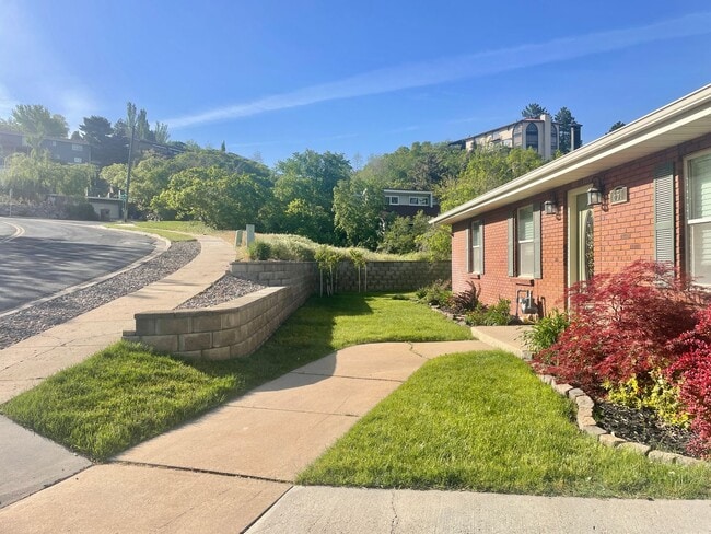 Building Photo - Gorgeous Home with Stunning Views!