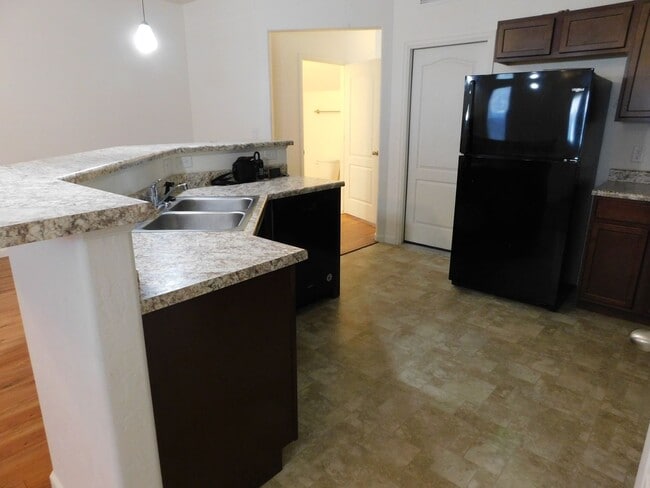 Building Photo - Condo Close to Shopping