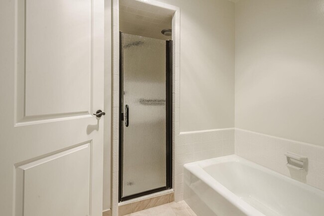 Building Photo - Gorgeous 2 Bed / 2 Bath Top Floor Condo wi...