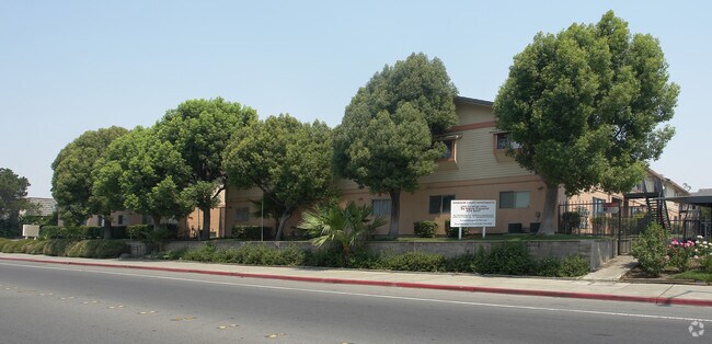 Building Photo - Windsor Court Apartments