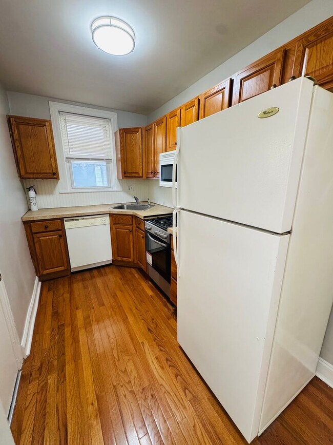 Building Photo - Remodeled 3bd/1 House with Rear yard!! SEC...