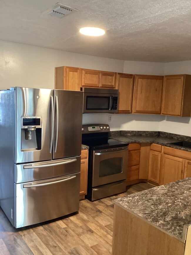 Building Photo - Newly Updated Family Home  Close to Jr. High & High School!  Pets welcome!