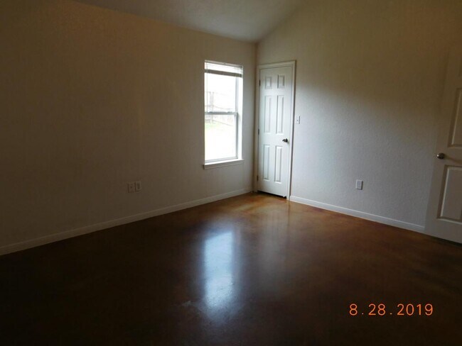 Building Photo - 1202 Cavalry Ln