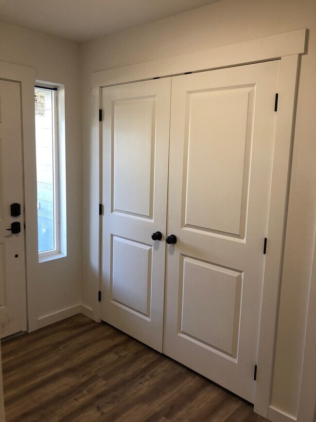 Building Photo - 4.5 Bathrooms ! 4 large bedrooms! Close to CWU