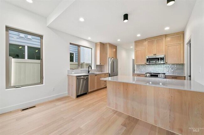 Building Photo - AstoriaTownHome