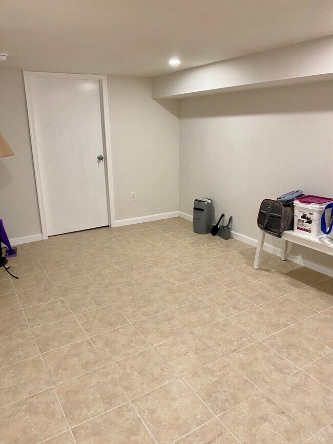 Building Photo - Beautiful 2-Bedroom Townhouse in Point Bre...