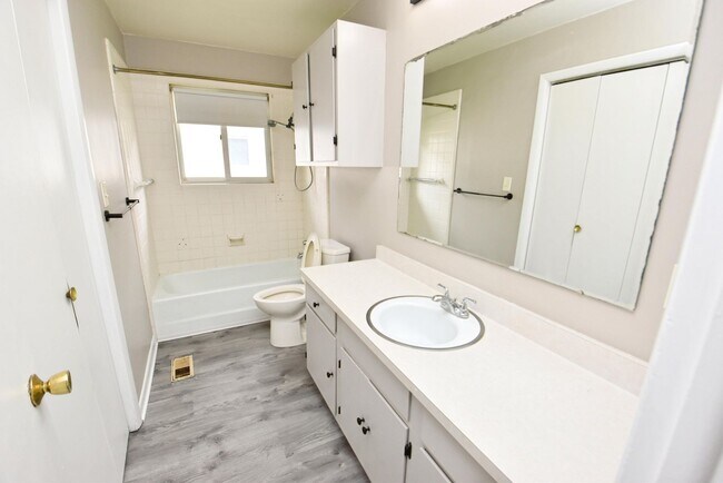 Building Photo - Updated 3 bedroom 1.5 bath home in South Bend IN