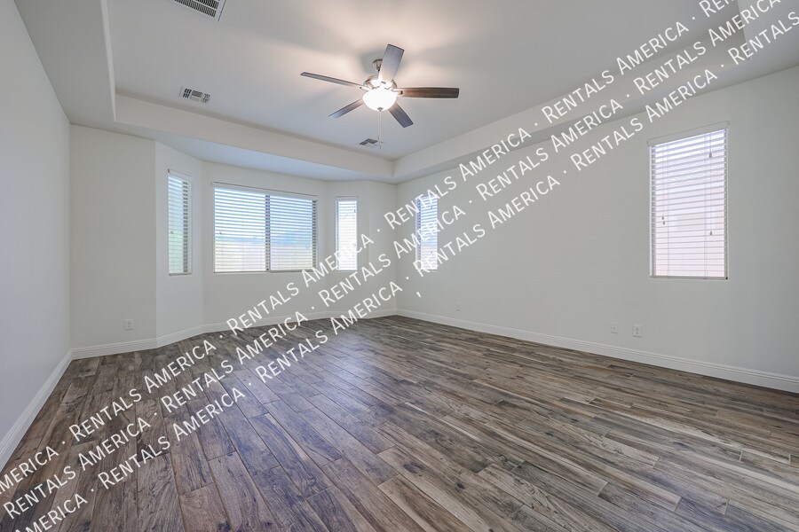Building Photo - 4121 E Yellowstone Pl