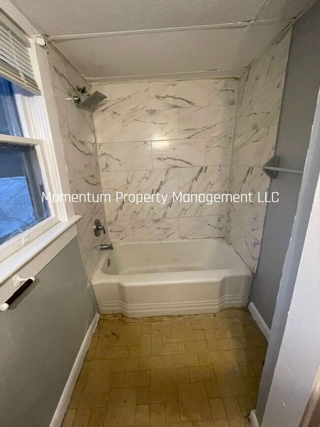 Building Photo - Beautiful One Bedroom One Bath- AVAILABLE FOR IMMEDIATE MOVE IN!!