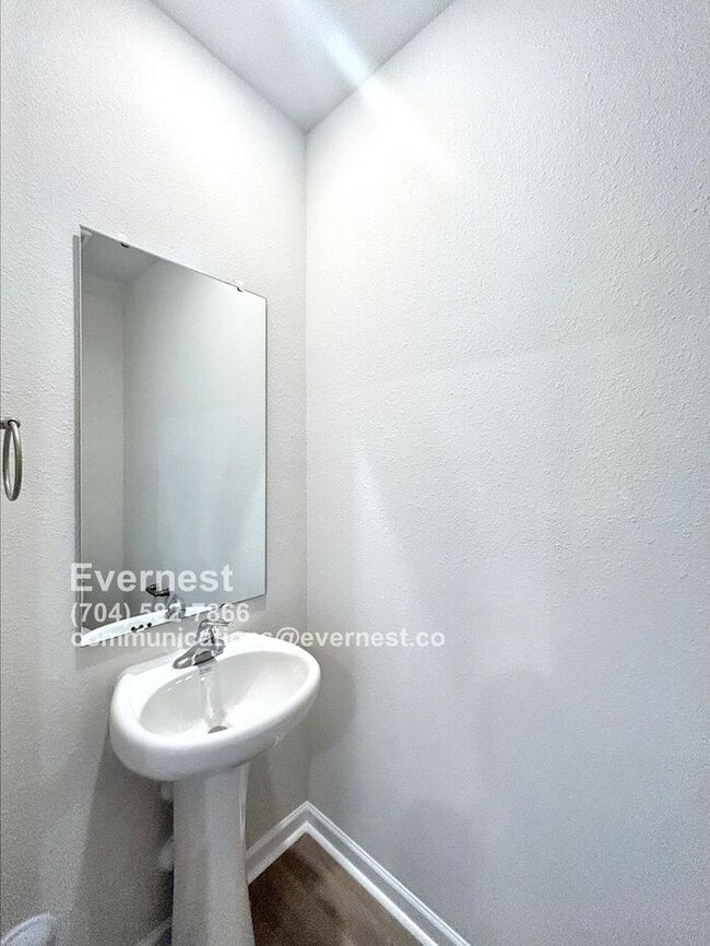 Building Photo - 3 Bed, 2.5 Bath Townhome with Attached Garage and Modern Amenities / voucher accepted / Pet-frien...