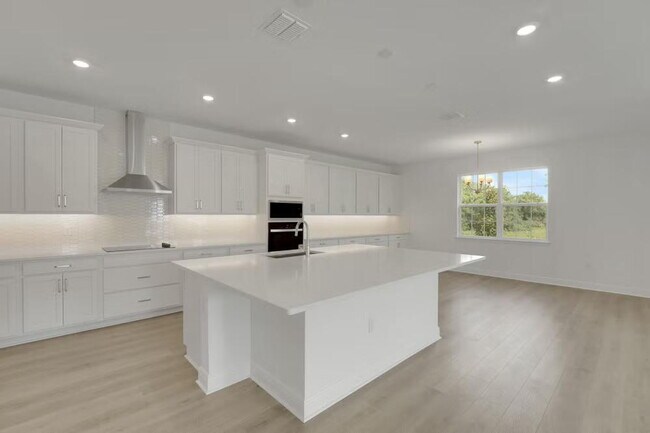 Building Photo - "Spacious 4-Bedroom Gem with 3 Full Baths in Charming Winter Garden!"