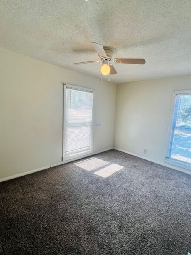 Building Photo - Spacious 2 Story Home