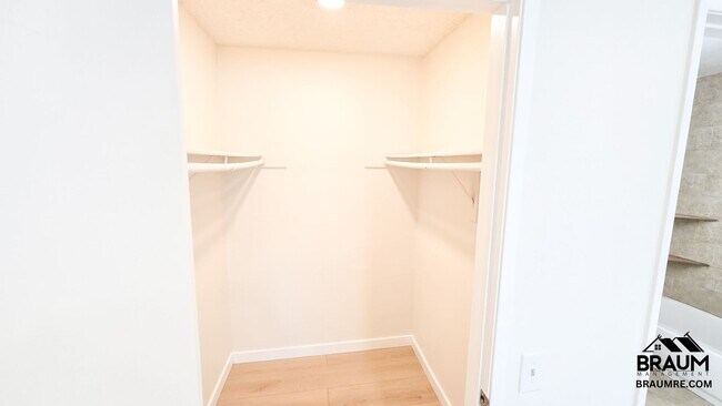 Building Photo - 2 BEDROOM  IN NOHO ARTS