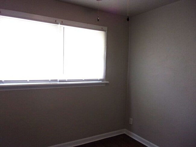 Building Photo - 2 Bedroom 1 Bath Townhome Minutes to Uptow...
