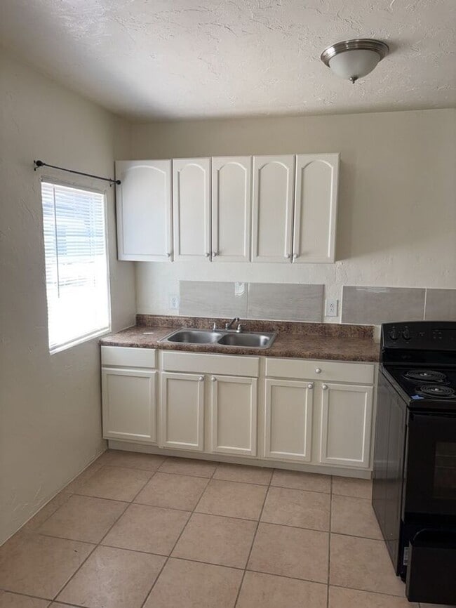 Building Photo - 204 W Kelso St