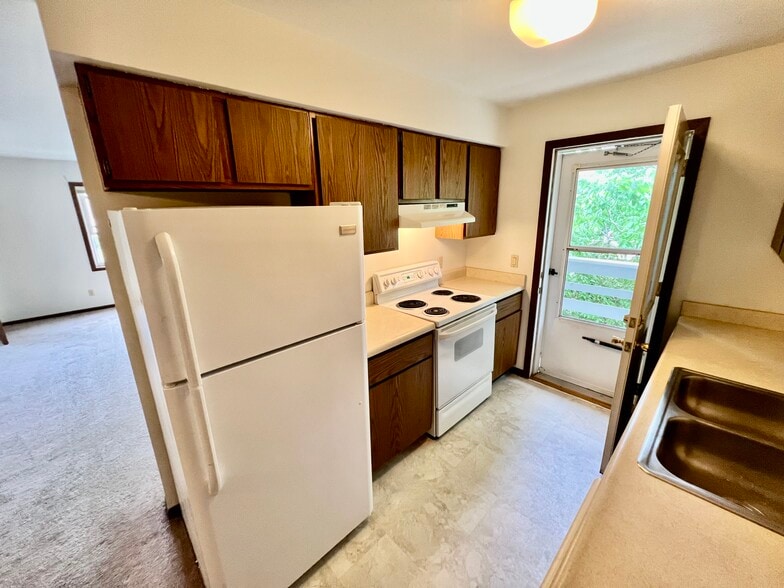 Kitchen - 3176 Ridgeway Ave