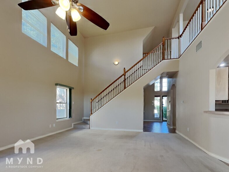 Building Photo - 914 Almadin