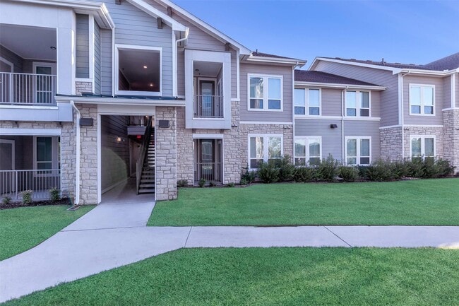 Building Photo - 4633 Campus Dr