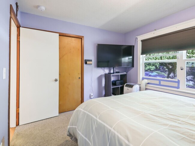 Building Photo - Gorgeous Renovated SW Maplewood Neighborhood Home ~ Finished basement, Entertainers Backyard, nex...
