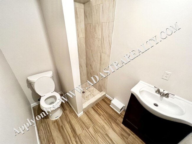 Building Photo - Spacious Shawnee Duplex-Available NOW!!