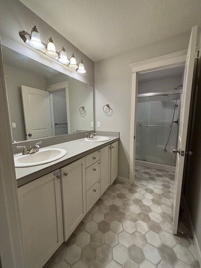 Building Photo - Newer 2 Story Home in Newberg   SHOWINGS  START  MAY 15th