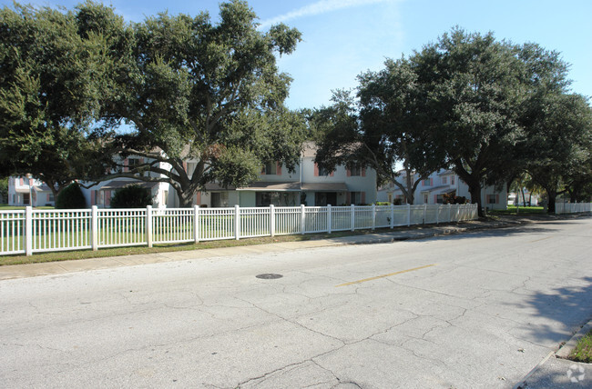 Building Photo - Jamestown Apartments & Townhomes