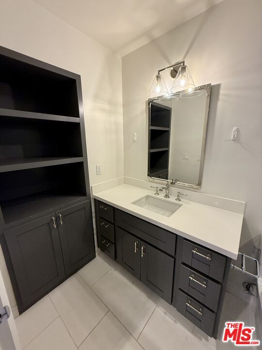 Building Photo - 853 Larrabee St
