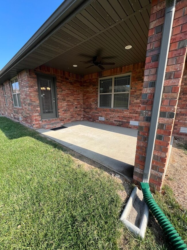 Building Photo - 4 Bedroom | 2 Bathroom | 3 Car Garage| Springfield MO | Fire Place | Covered patio!