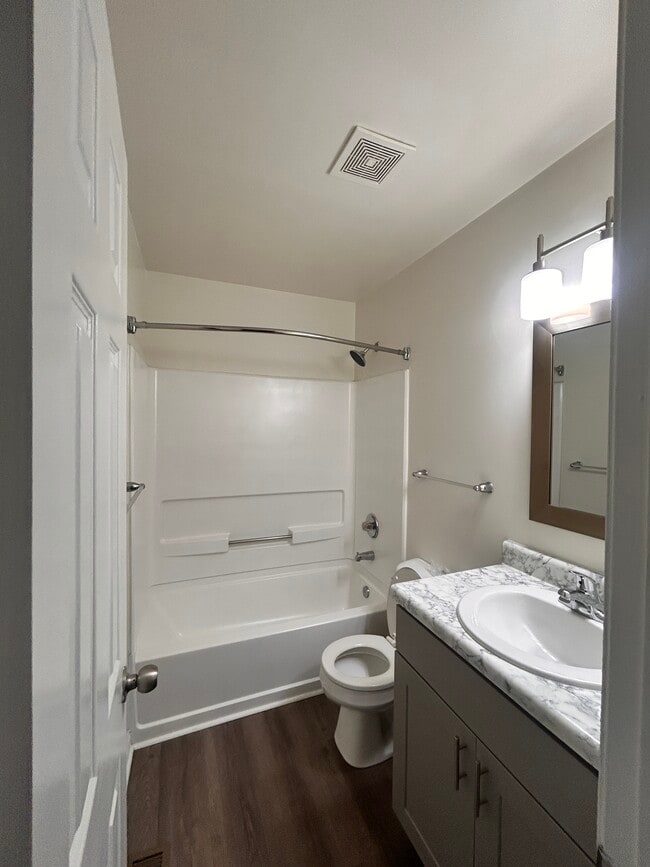 Building Photo - 1021 Fords Pointe Cir