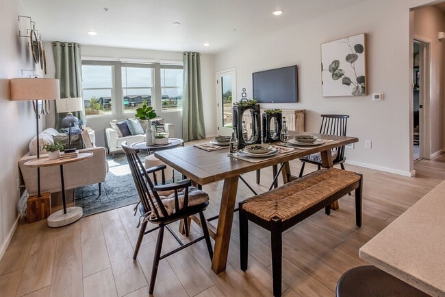 Building Photo - Luxury Condo - Water, Sewer, Basic Internet Included!