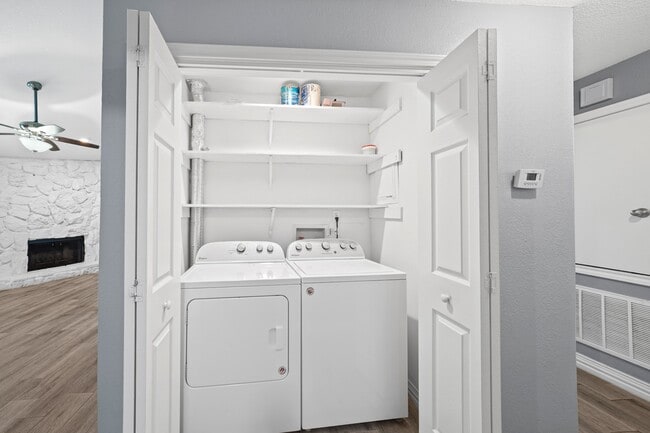 Building Photo - 8 Hideaway Dr