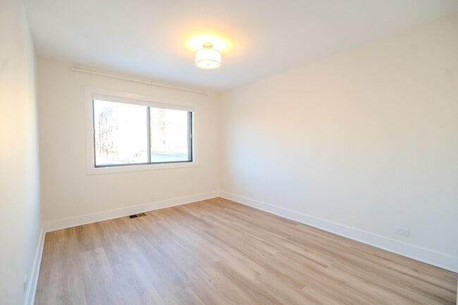 Building Photo - 2740 W Farragut Ave