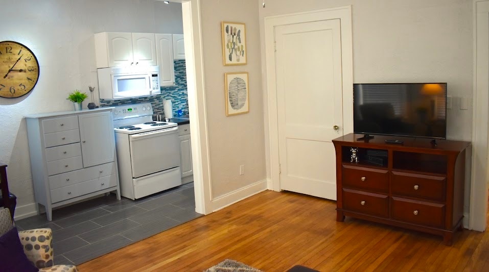 Building Photo - 407 S Melville Ave