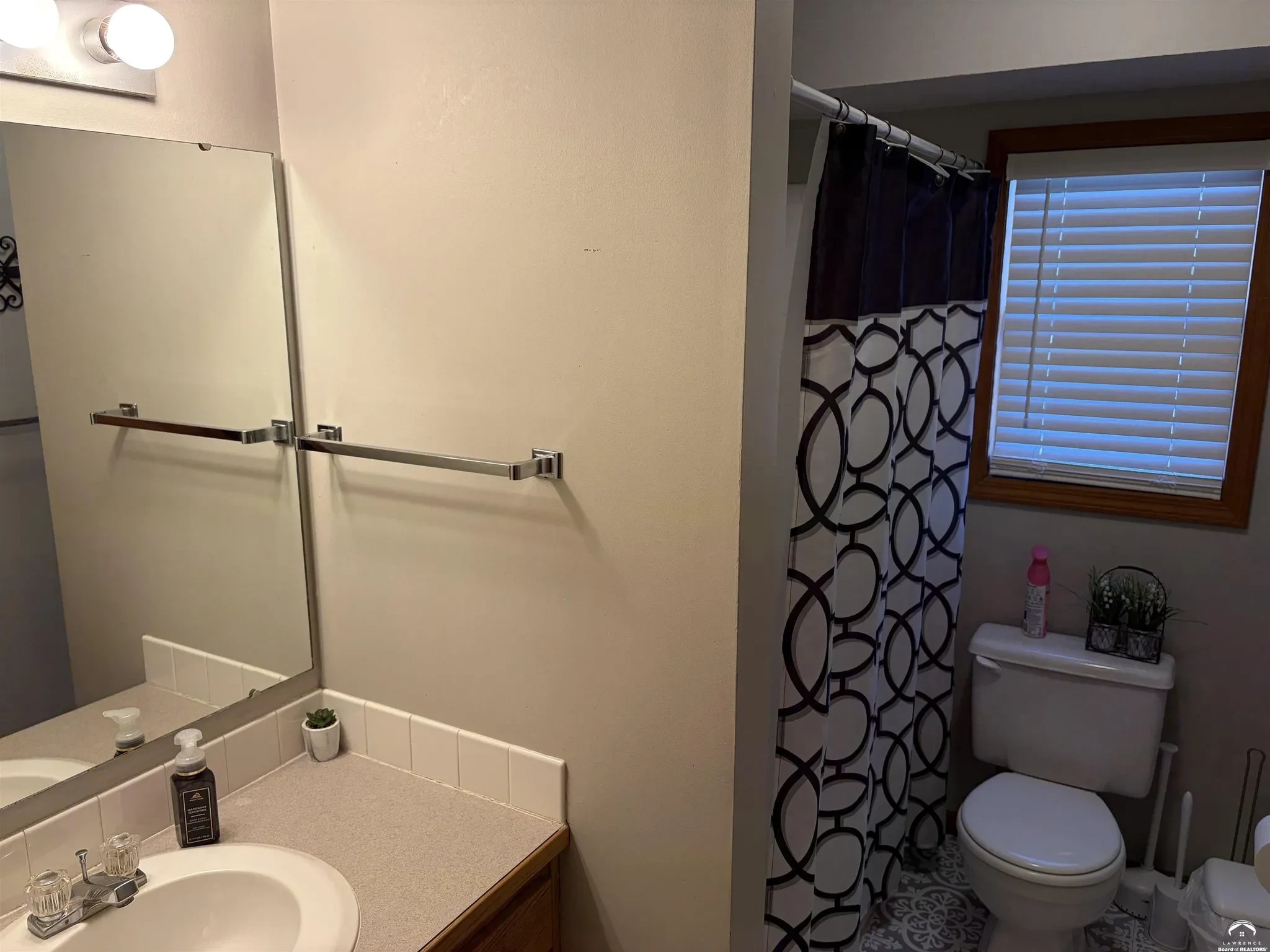 Building Photo - 910 Alma Dr