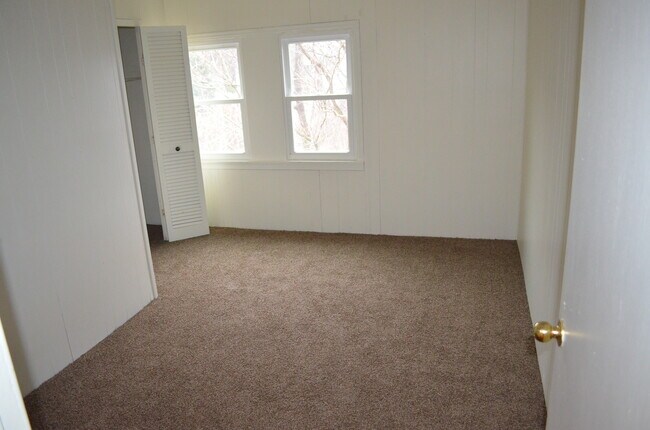 Building Photo - AVAILABLE JULY 2026 - Beautiful 2 Bedroom Home in South Side Slopes!
