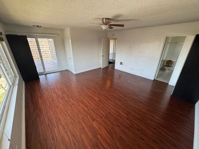 Building Photo - 1073R