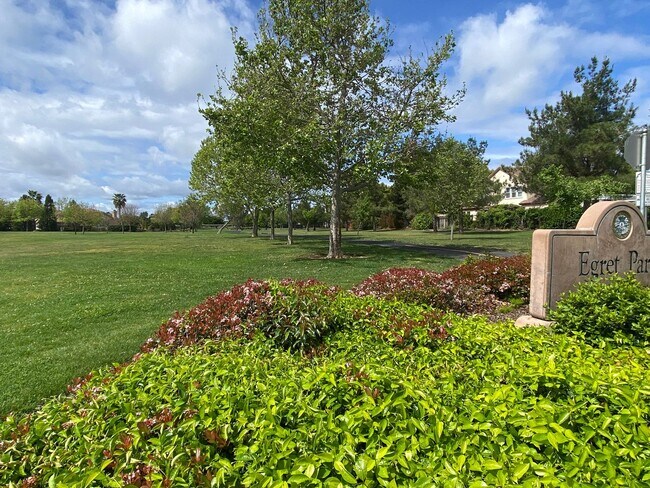 Building Photo - CLEAN AND SPACIOUS 4 BED, 2.5 BATH WITH COVERED BACK PATIO AND LUSH LANDSCAPING IN WESTLAKE COMMU...