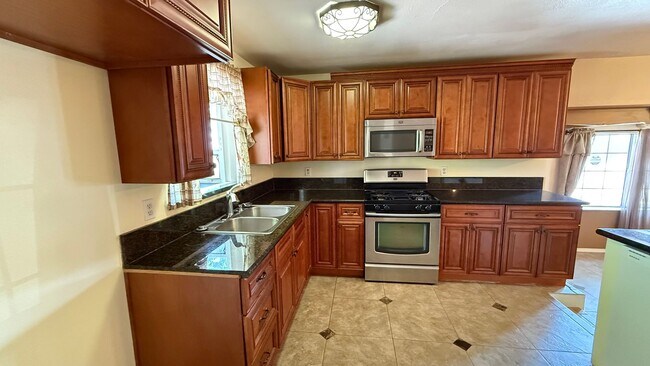 Building Photo - Must-See!!!  5-Bedroom Family Home with Large Yard & Prime Location in Visalia