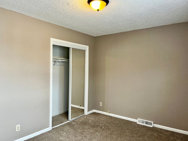 Building Photo - Spacious 3 bedroom Duplex
