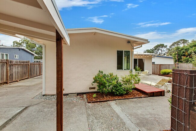 Building Photo - 1163 Crespi Dr