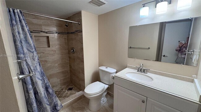 Building Photo - 227 Lakeview Dr
