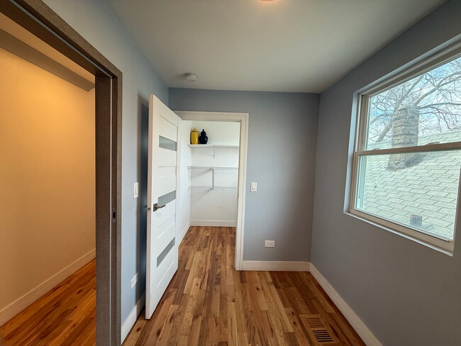 Building Photo - 5942 S Justine St