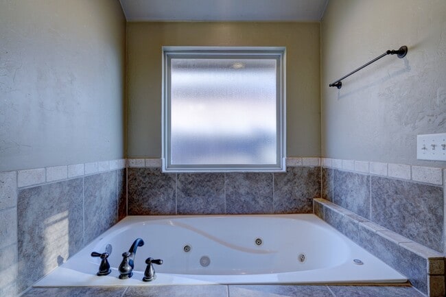 Building Photo - 812 Ryan Rd