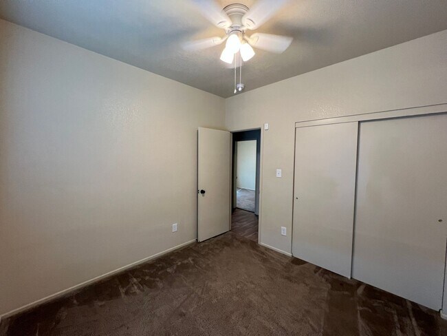 Building Photo - 4 BEDROOM HOME!