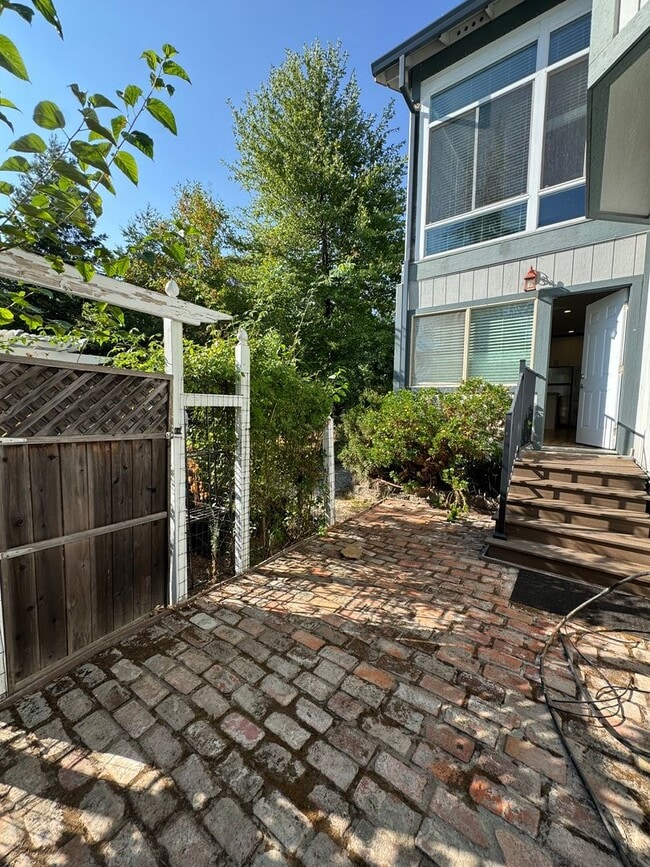 Building Photo - Spacious downstairs apartment near the fro...