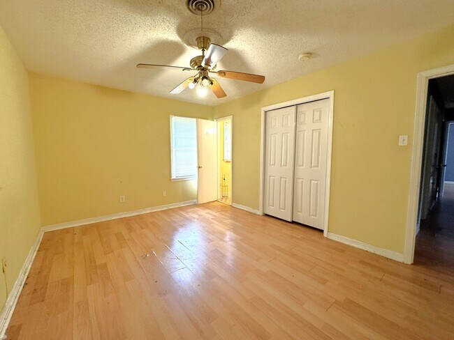 Building Photo - 654 Ynestra Dr