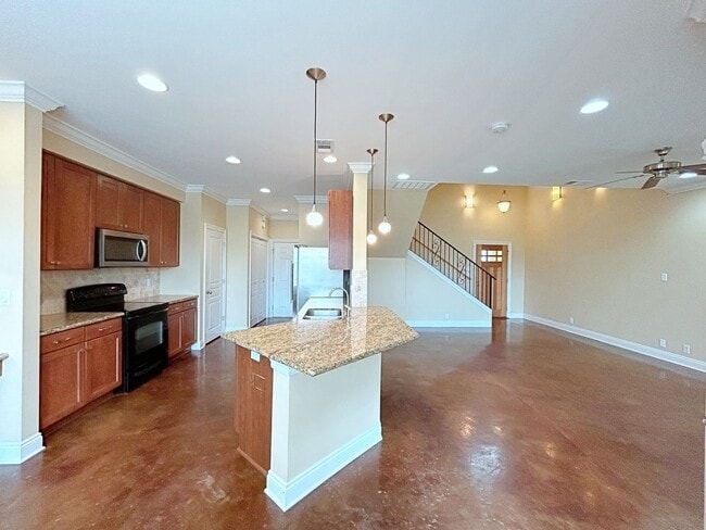 Building Photo - 3 Bedroom Townhouse in Gated Community off...