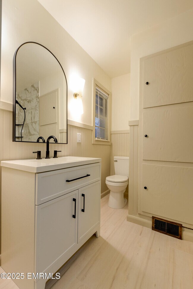 Building Photo - 1390 N Hills St